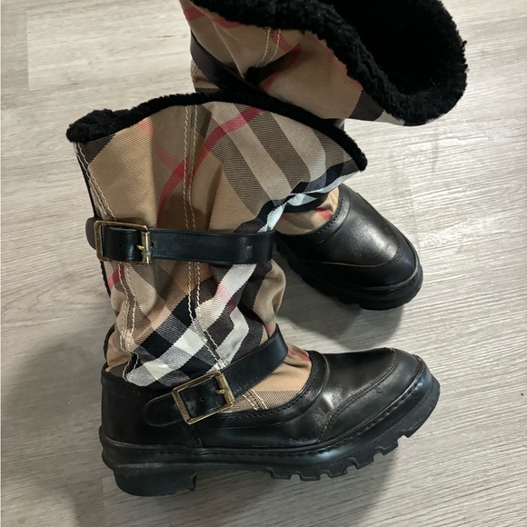 Burberry boots - Picture 2 of 11